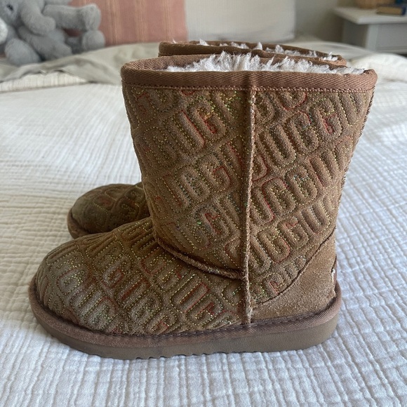 UGG Classic II Graphic Stitch Leather Kids' Short Boot for boy or girl. Size: 1 - Picture 9 of 9